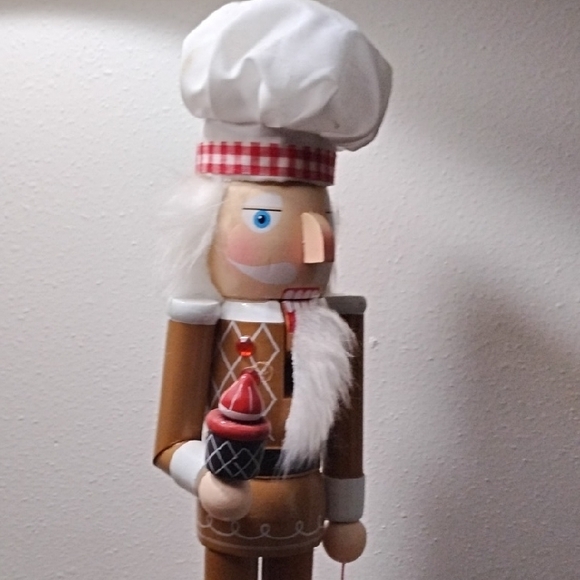 Wooden Nutcracker Chef with Cupcake Christmas Nutcracker Vintage - Picture 6 of 10